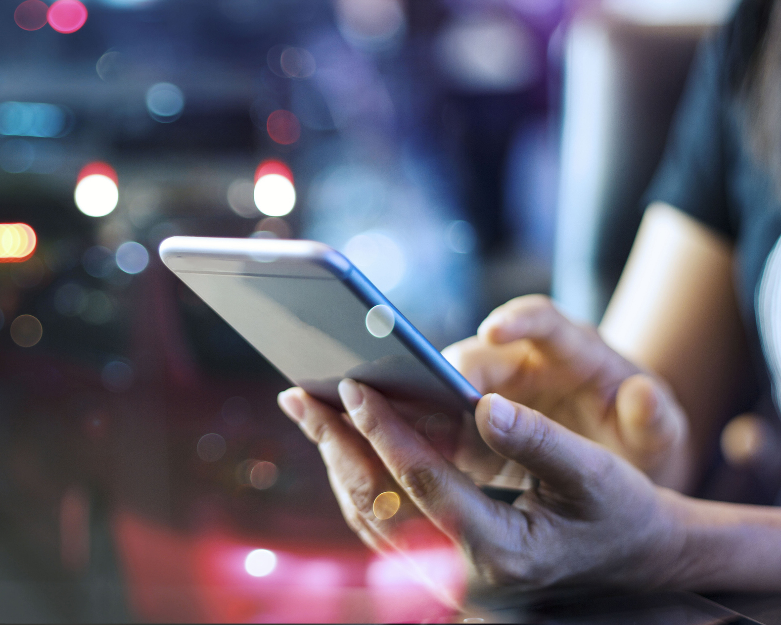 Un téléphone cellulaire est un appareil connecté et nécessite la protection d'un service IoT.